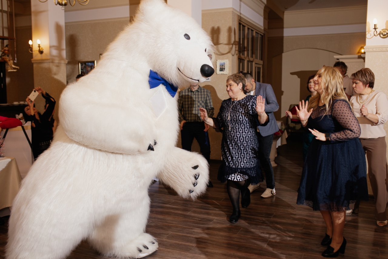 гости танцуют с медведем